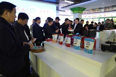 駐馬店市食品工業協會50余名會員企業家深入河南正花食品等6家企業走訪考察
